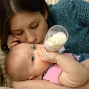 婴儿奶粉应“现喝现冲”(图1) 婴儿奶粉应“现喝现冲”