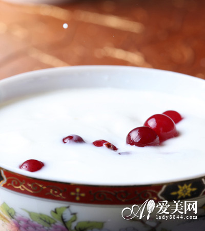 多喝酸奶祛痘防辐射 女人喝酸奶的6大好处(图2)  多喝酸奶祛痘防辐射 女人喝酸奶的6大好处