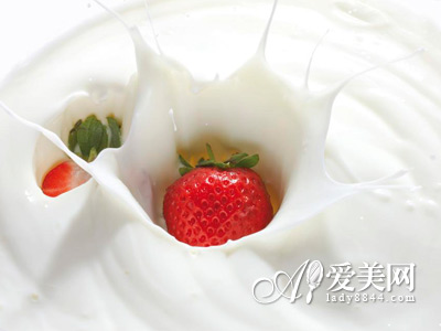 多喝酸奶祛痘防辐射 女人喝酸奶的6大好处(图1)  多喝酸奶祛痘防辐射 女人喝酸奶的6大好处