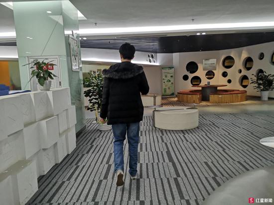 小伙"薅羊毛"买上千箱牛奶 钱被冻结牛奶堆积如山(图2) 小伙"薅羊毛"买上千箱牛奶 钱被冻结牛奶堆积如山(图2)