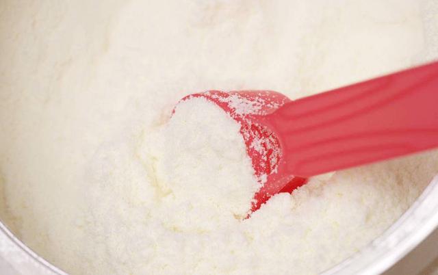 奶粉结块、粘勺后还能继续喝吗?(图2) 奶粉结块、粘勺后还能继续喝吗?宝妈们要注意了!