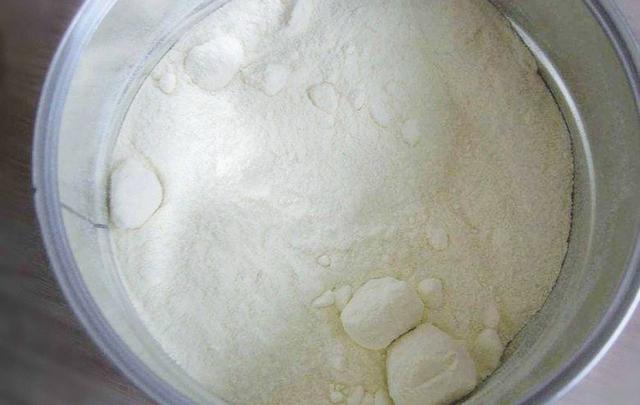 奶粉结块、粘勺后还能继续喝吗?(图3) 奶粉结块、粘勺后还能继续喝吗?宝妈们要注意了!