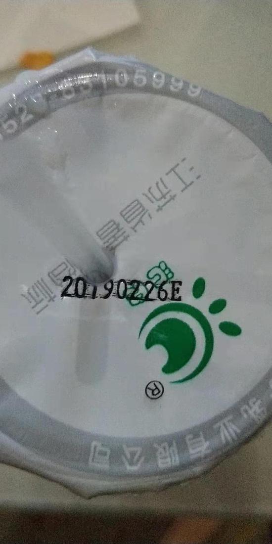 官方:太子乳业供应过期学生奶停业整顿 监管介入(图1) 这批“学生奶”生产日期是2月26日,保质期为2天,发到学生手上时已是3月1日,已过保质期。 江苏兴化学生家长 供图