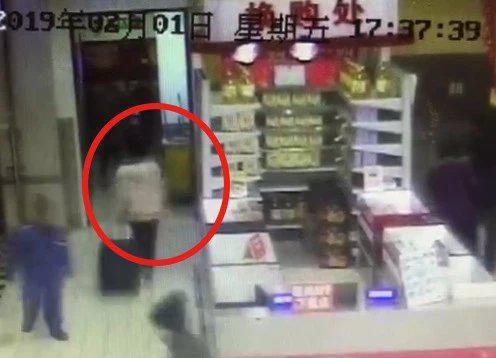 员工通道成作案便道 三名销售员借机偷走24罐奶粉(图1) 图说:监控拍摄到的画面。杨浦警方供图