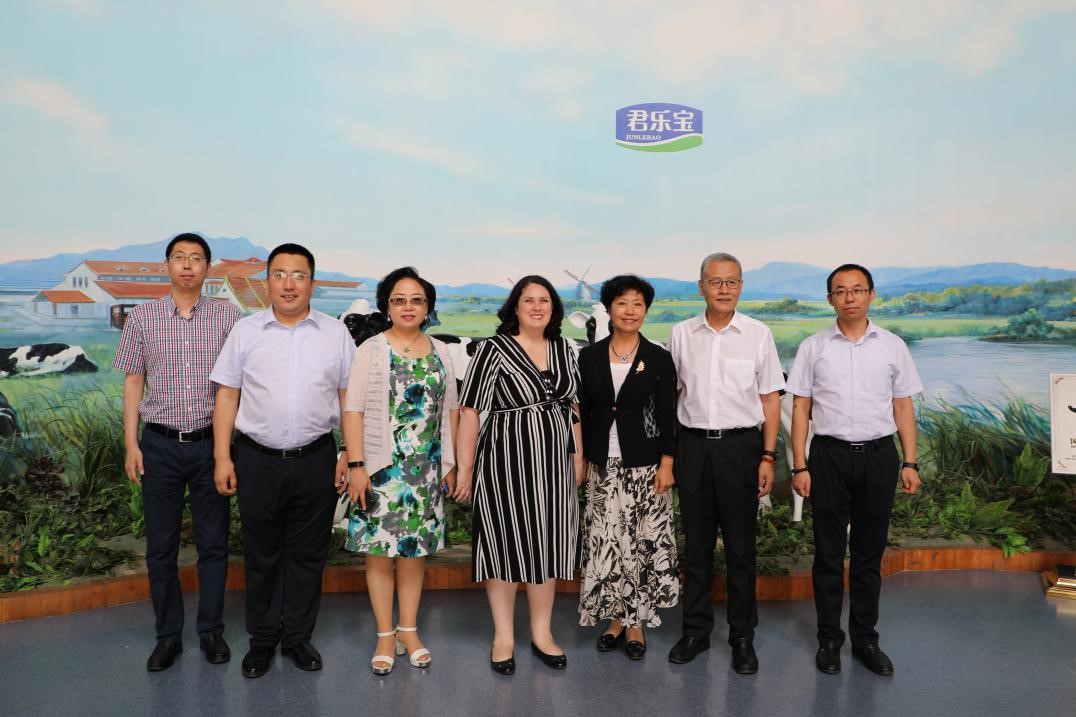国际乳品联合会(IDF)总干事长Caroline Emond一行到君乐宝参观交(图1) 国际乳品联合会(IDF)总干事长Caroline Emond一行到君乐宝参观交(图1)
