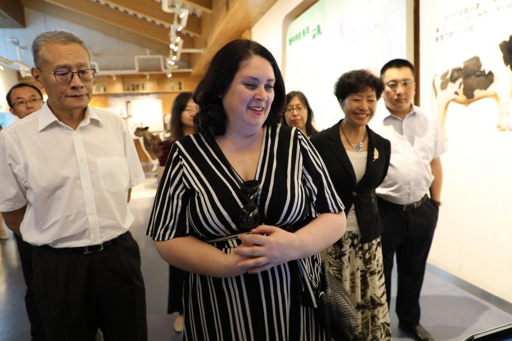 国际乳品联合会(IDF)总干事长Caroline Emond一行到君乐宝参观交(图2) 国际乳品联合会(IDF)总干事长Caroline Emond一行到君乐宝参观交(图2)