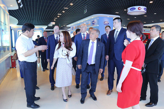 俄罗斯鞑靼斯坦共和国总统一行到完达山乳业考察(图1)