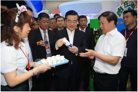 省委书记张庆伟叮嘱完达山乳业要继续做好产品创新(图2) 省委书记张庆伟叮嘱完达山乳业要继续做好产品创新(图2)