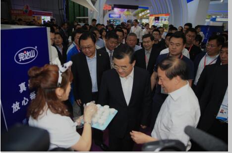 省委书记张庆伟叮嘱完达山乳业要继续做好产品创新(图1) 省委书记张庆伟叮嘱完达山乳业要继续做好产品创新(图1)