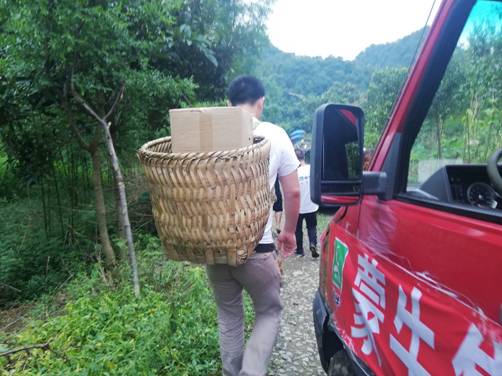 深入震中! 蒙牛第二批救援奶抵达双河镇(图3) 20190620193217380.jpg