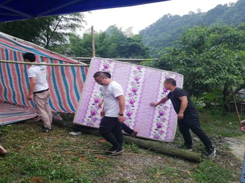 深入震中! 蒙牛第二批救援奶抵达双河镇(图6) 20190620193251779.jpg