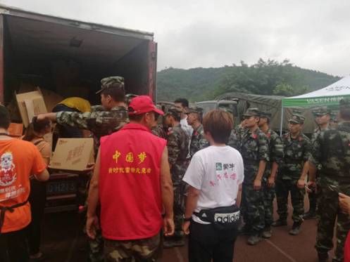 深入震中! 蒙牛第二批救援奶抵达双河镇(图2) 20190620193149755.jpg