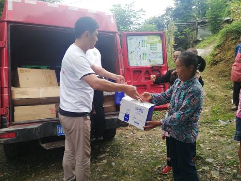 深入震中! 蒙牛第二批救援奶抵达双河镇(图5) 20190620193232546.jpg