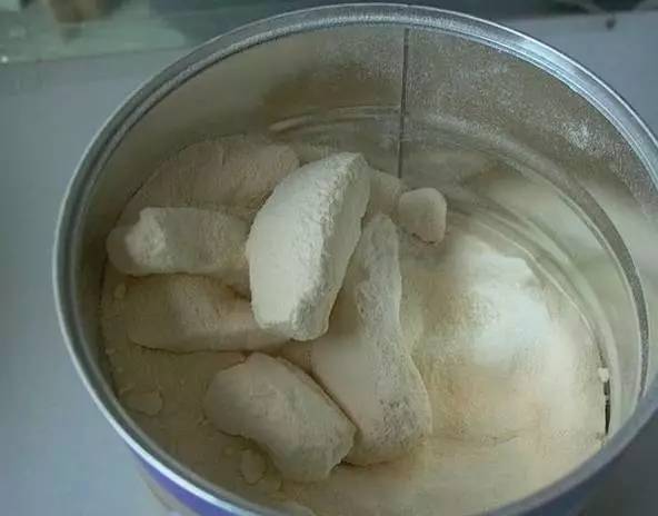 奶粉结块还能喝吗?原来是这样...(图2) 奶粉结块还能喝吗?原来是这样...(图2)