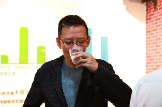 3.jpg 吴晓波参访飞鹤乳业:做好产品赢回国产奶粉尊严(图3)