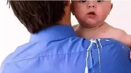 妈妈,我就吐个奶,咋就得上肺炎了?(图1) 妈妈,我就吐个奶,咋就得上肺炎了?(图1)