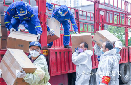 蒙牛为武汉困难居民捐赠4000箱牛奶(图1) 蒙牛为武汉困难居民捐赠4000箱牛奶(图1)