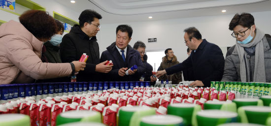 图为宾客品鉴当地生产的乳制品。 图为宾客品鉴当地生产的乳制品。