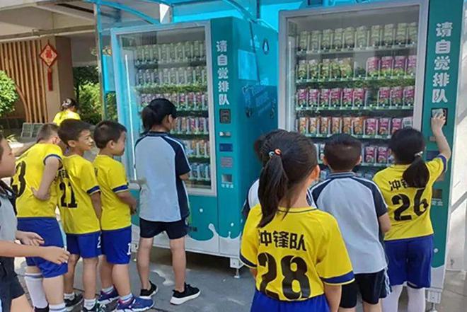 皇氏集团数智化护航“健康中国”战略 引领学生饮用奶发展新阶段的积极信号(图2) 皇氏集团数智化护航“健康中国”战略 引领学生饮用奶发展新阶段的积极信号(图2)