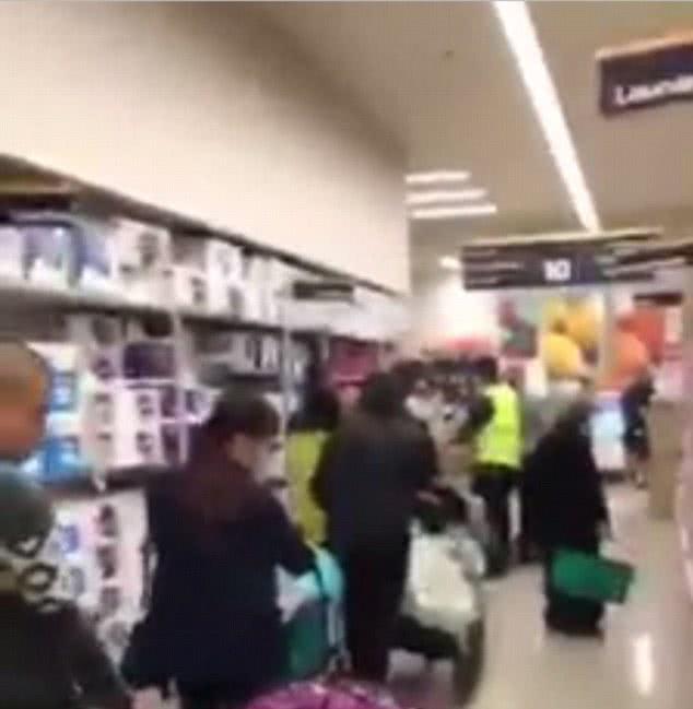 中国代购在澳超市疯抢奶粉 搬空货架(图2) 中国代购在澳超市疯抢奶粉 搬空货架(图2)