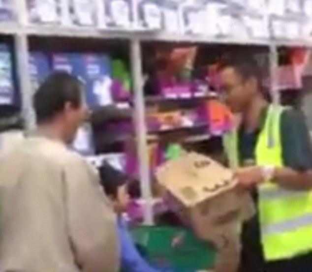 中国代购在澳超市疯抢奶粉 搬空货架(图1) 中国代购在澳超市疯抢奶粉 搬空货架(图1)