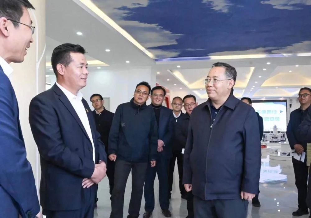 普布顿珠、王强实地调研推进奶业振兴行动并召开现场座谈会(图2)
