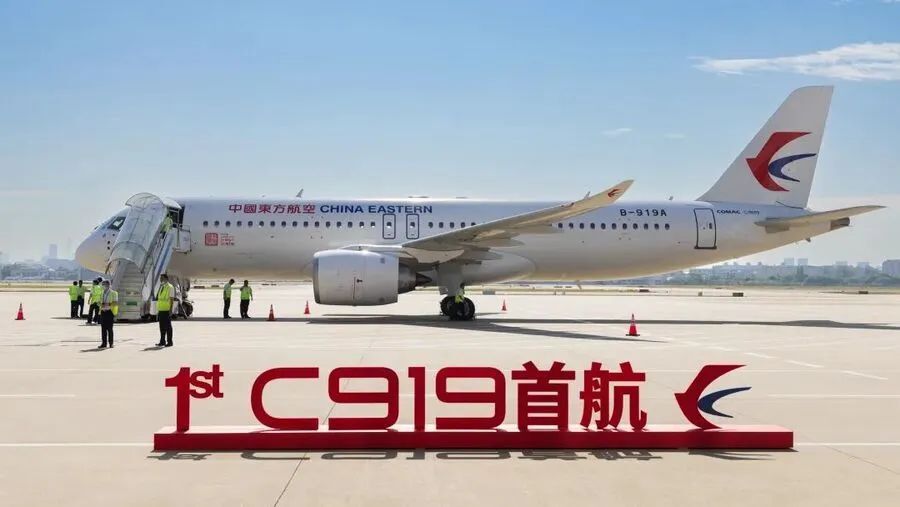 【光明乳业-大白兔牛奶】陪伴C919一起翱翔 为翱翔时光增添甜蜜(图1)