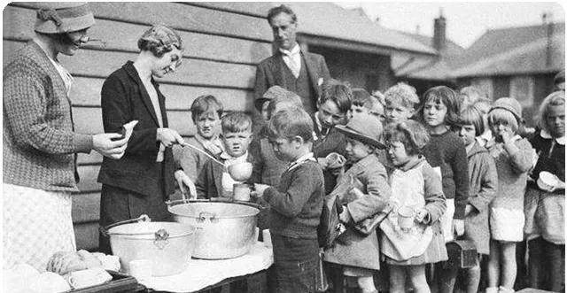 美国每天要倒掉至少1000万升的牛奶，30年代大萧条时期的情景再现(图7)