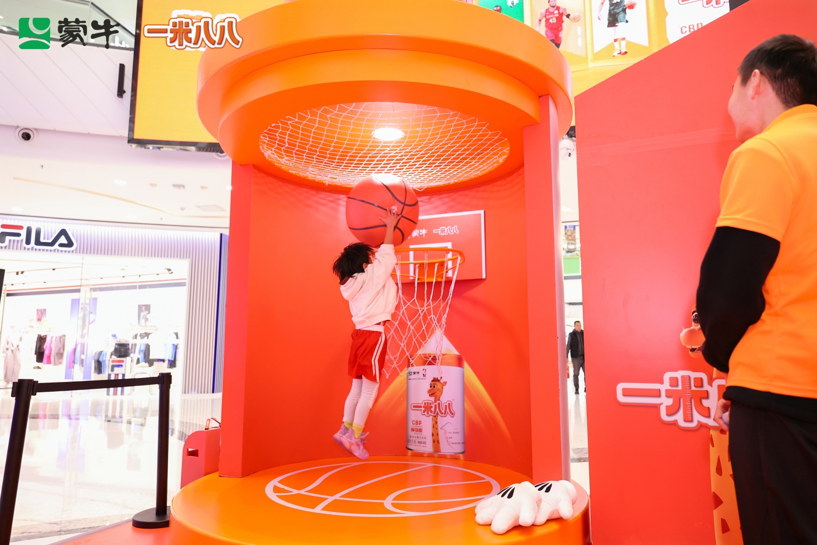 “运动+营养”双轮驱动，释放青春能量！蒙牛一米八八青少年篮球赛昆明站落幕，竞技激情与公益、温暖同频共振(图2)